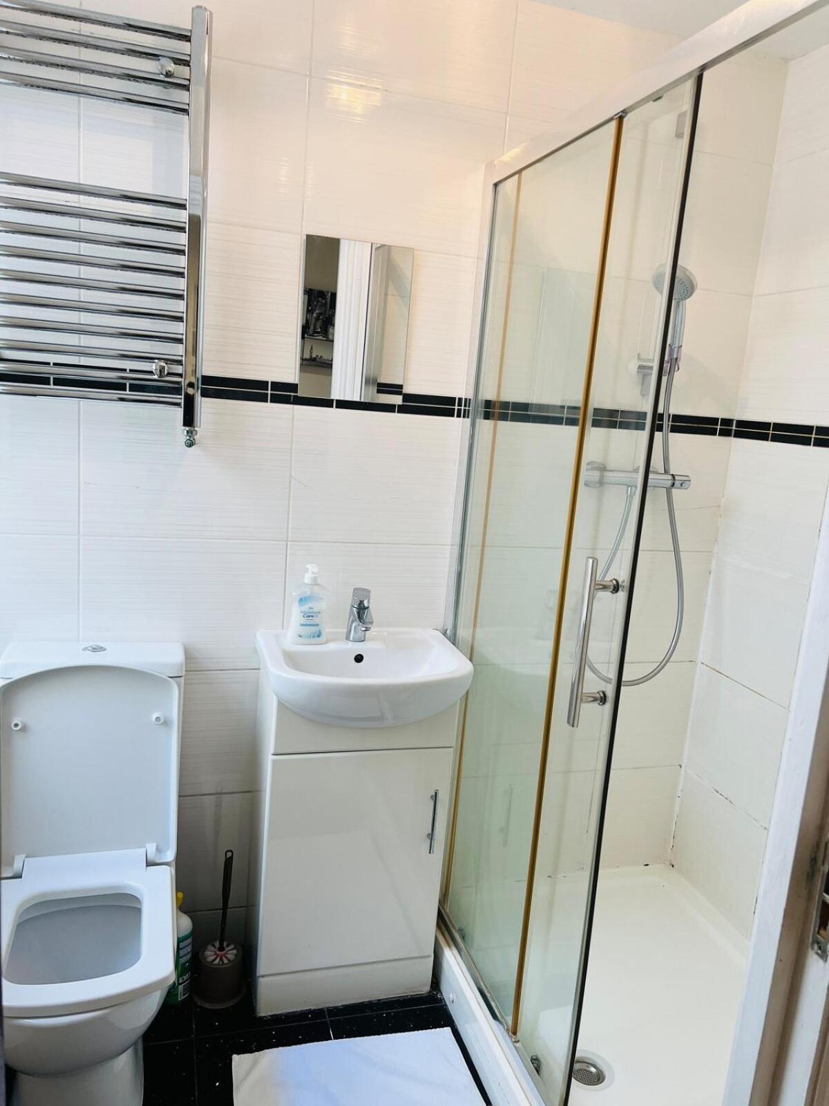 Beautiful One Bedroom Flat In Location * Londres